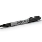 Czym zmyć klej z szyby? Czysta powierzchnia bez zadrapań