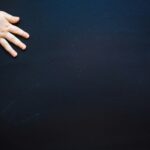 Czym zmyć taśmę dwustronną? Klej na meblach, ścianach i szkle