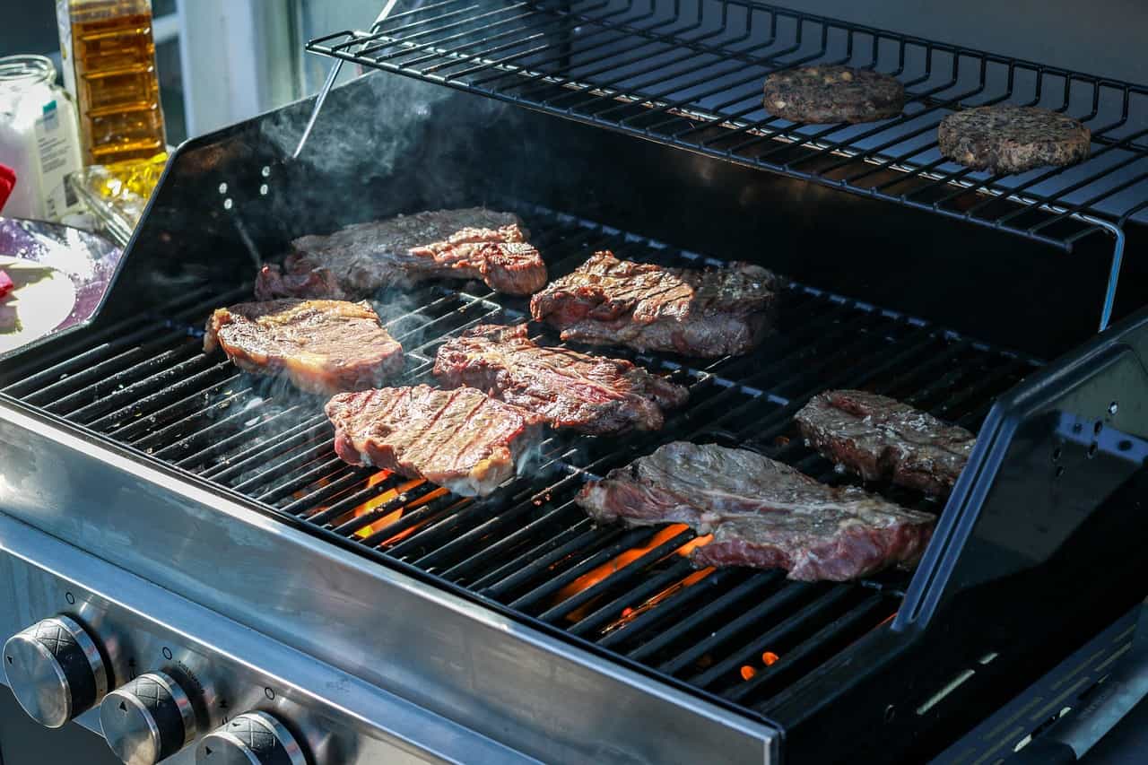 Grill gazowy jaki wybrać, by zostać królem każdej ogrodowej imprezy
