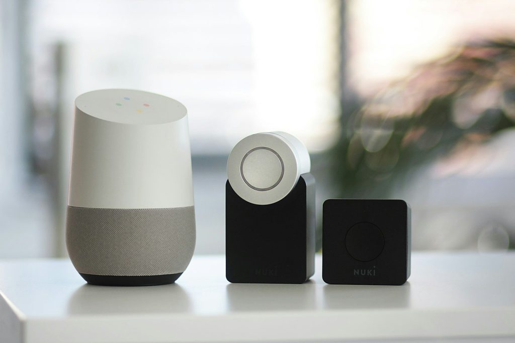 Inteligentny głośnik i akcesoria smart home na biurku