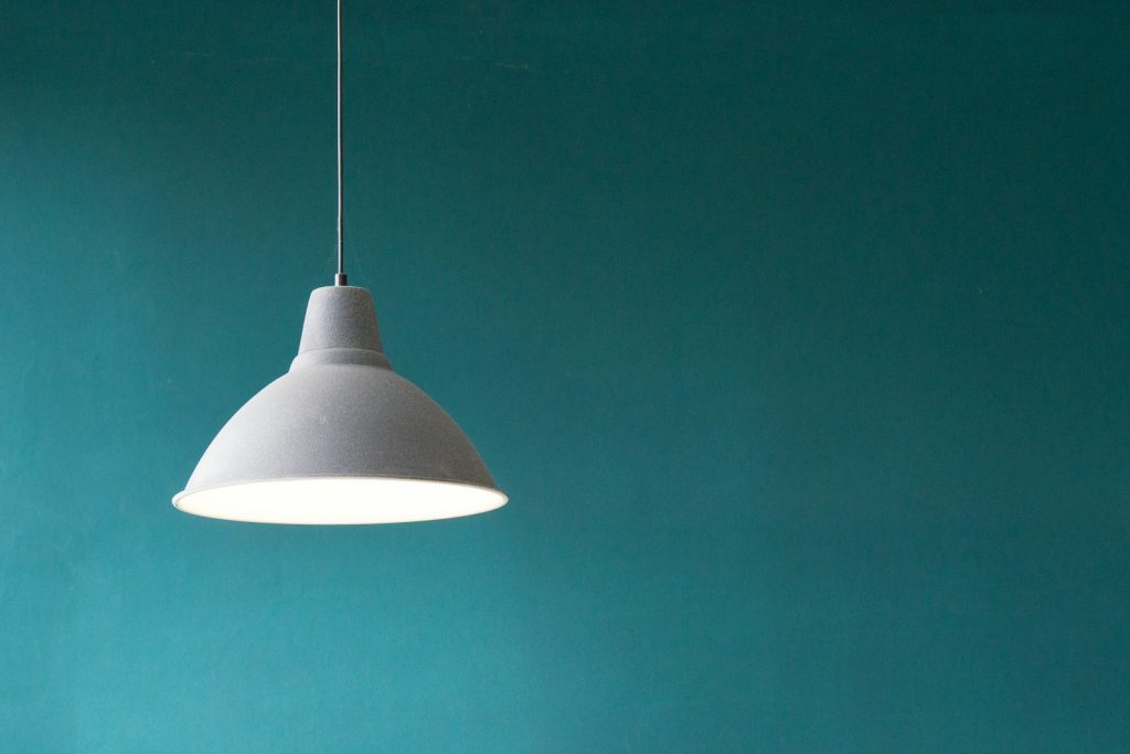 Biała lampa wisząca we wnętrzu