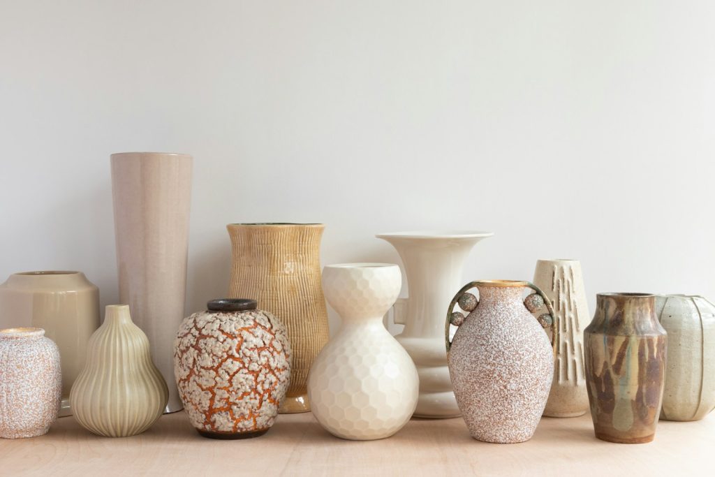 Ręcznie robione ceramiczne wazony w naturalnych kolorach